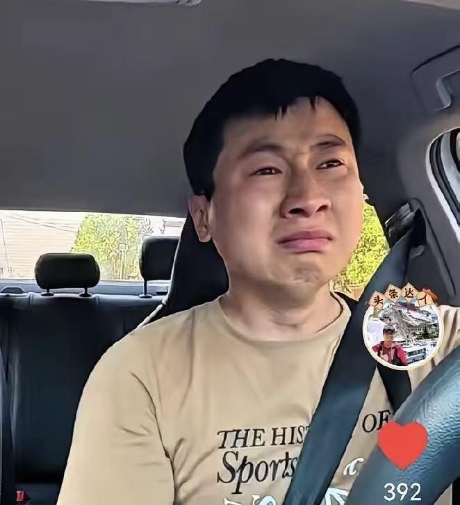 太惨了！瘦猴被围堵拦截，坐在车里委屈的哭了起来，对着围堵的人大喊：“起来关上门，