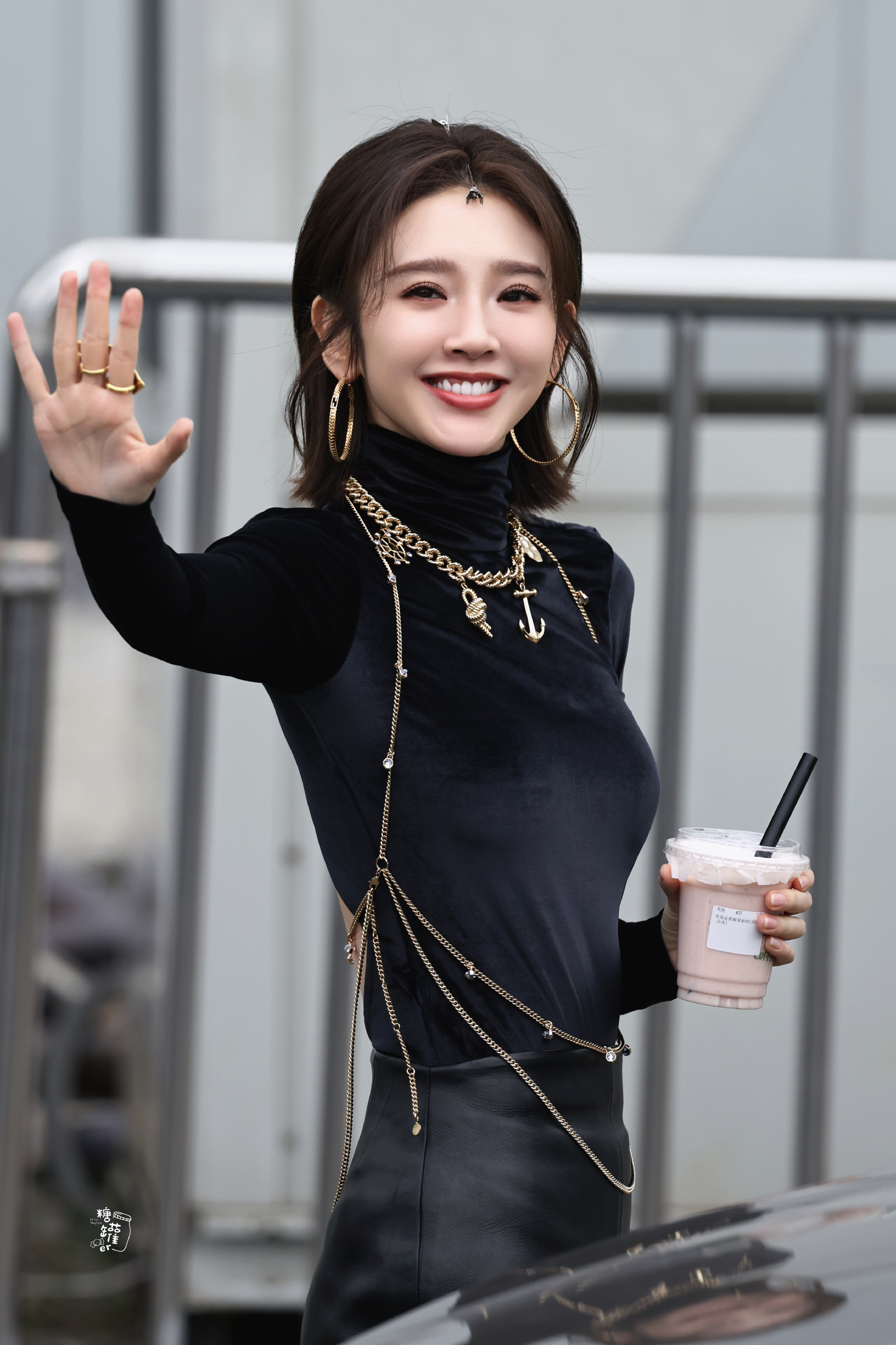 唐艺昕露背身材唐艺昕的出圈，不止是颜值与身材的亮眼，更是专业与自律的双重胜利。作