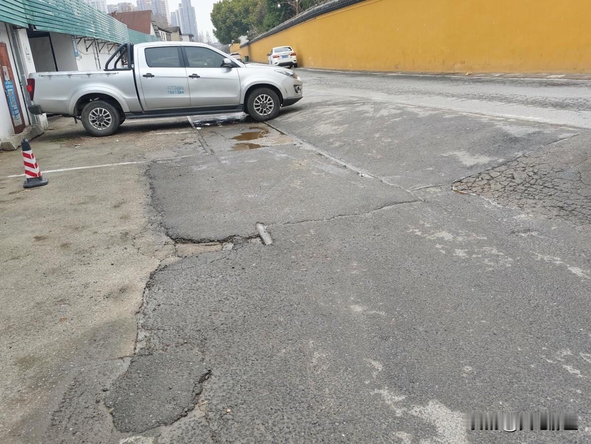 有网友反馈，位于武汉汉阳归元寺旁的肖家湾路，中标已逾三年却迟迟未能动工修缮。这条