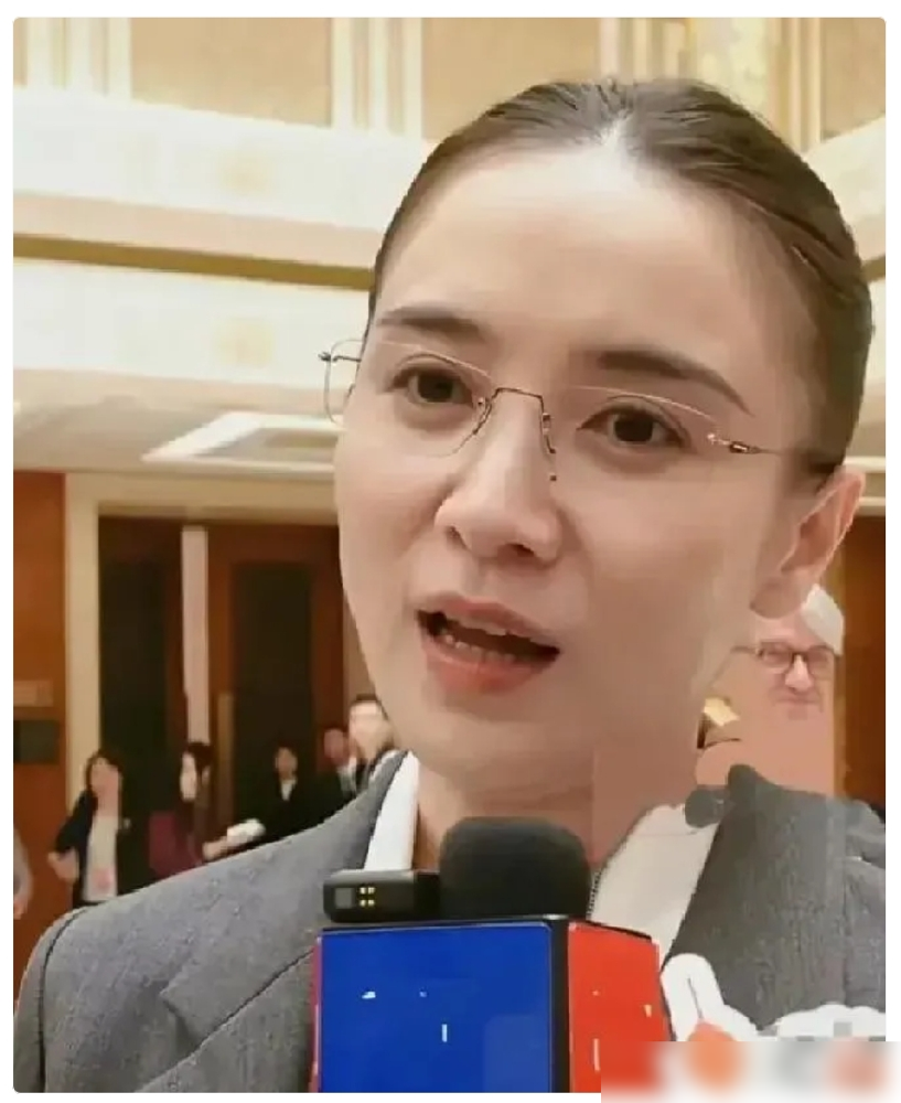 剧组都快揭不开锅了，宋佳却把送到嘴边的肥肉给扔了。杨天真在播客里透了底，今年剧集开机率只有去年的30