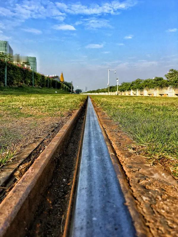 1. 自己有底线，别人才不会越线。自己守分寸，别人才能懂进退。筑牢自己的防护栏，