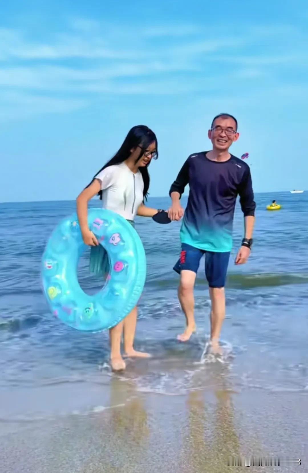 谢浩男爸爸更新视频晒娃。也不落后前妻许建华。大家都知道谢浩男的