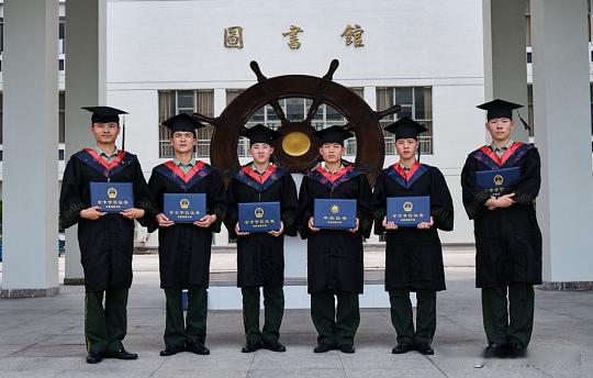 放心，国家完全承认。只要是经高考统招录取、完成学业的军校本科学历，在法律效力上与