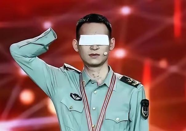 网上有人给杜富国算了笔账：月津贴3万2，国家分了180平的房子，水电燃气全免。看