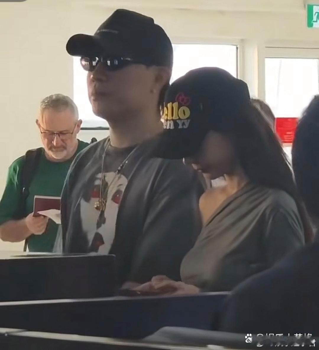 11月21日，网友在马尔代夫机场偶遇胡彦斌易梦玲，两人一路牵手同行，看起来像是情