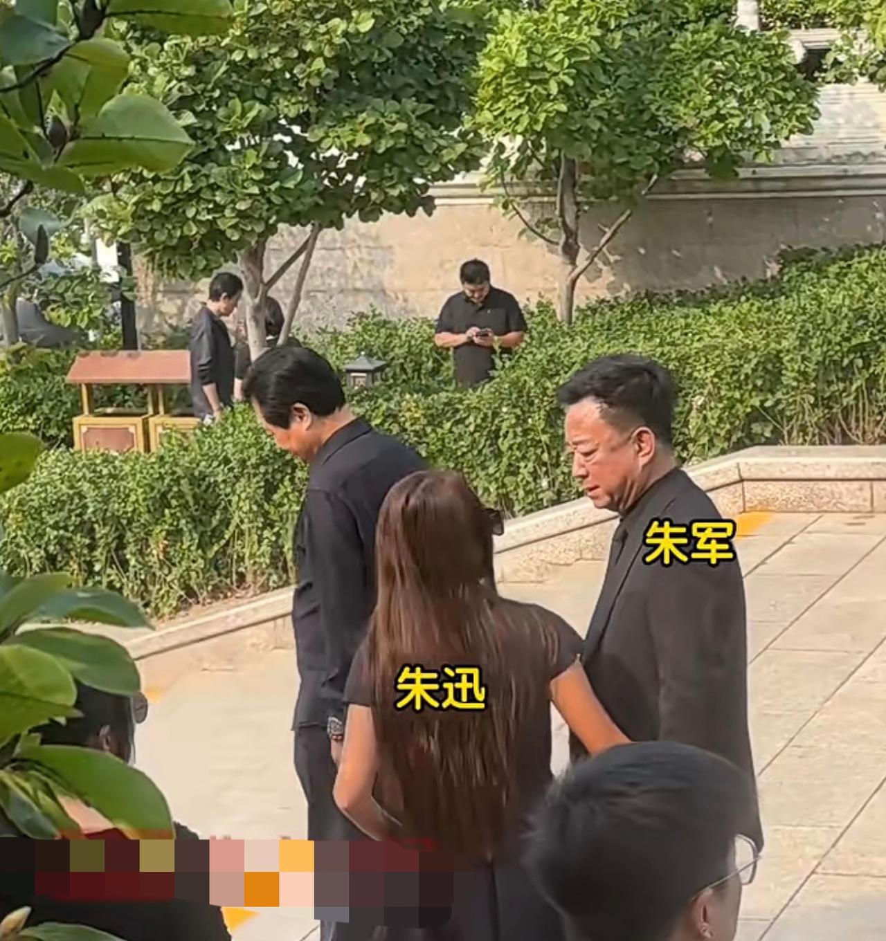 多名央视主持人送别敬一丹！现身八宝山和敬大姐做最后告别，朱迅、尼格买提、刚强、王