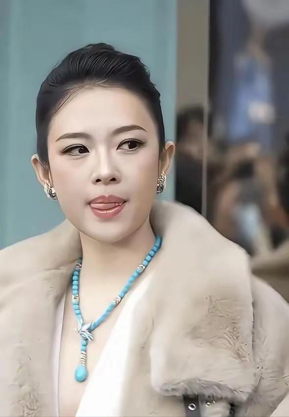 最近章子怡在出席活动时，她的表情状态，总给人一种怪怪的感觉。脸部特别饱满，有