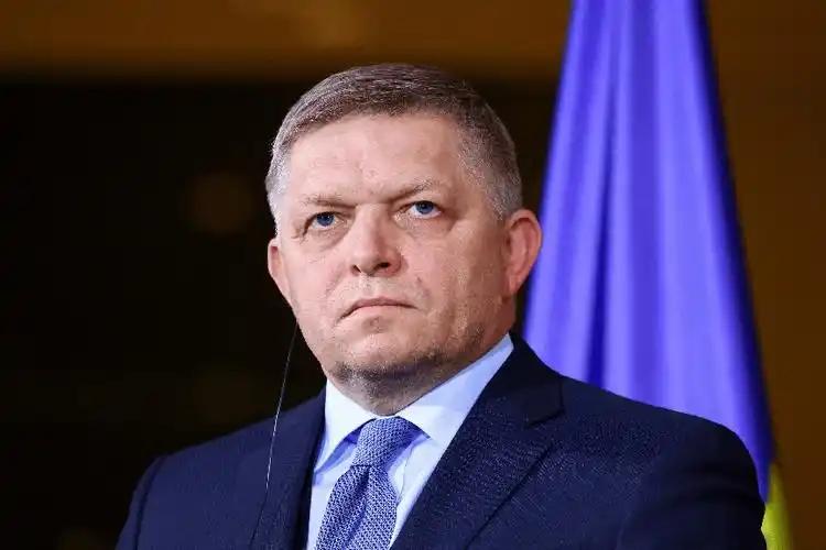 太得意了！斯洛伐克总理菲佐表示，他相信很快就会有很多欧盟国家的领导人排队给他打