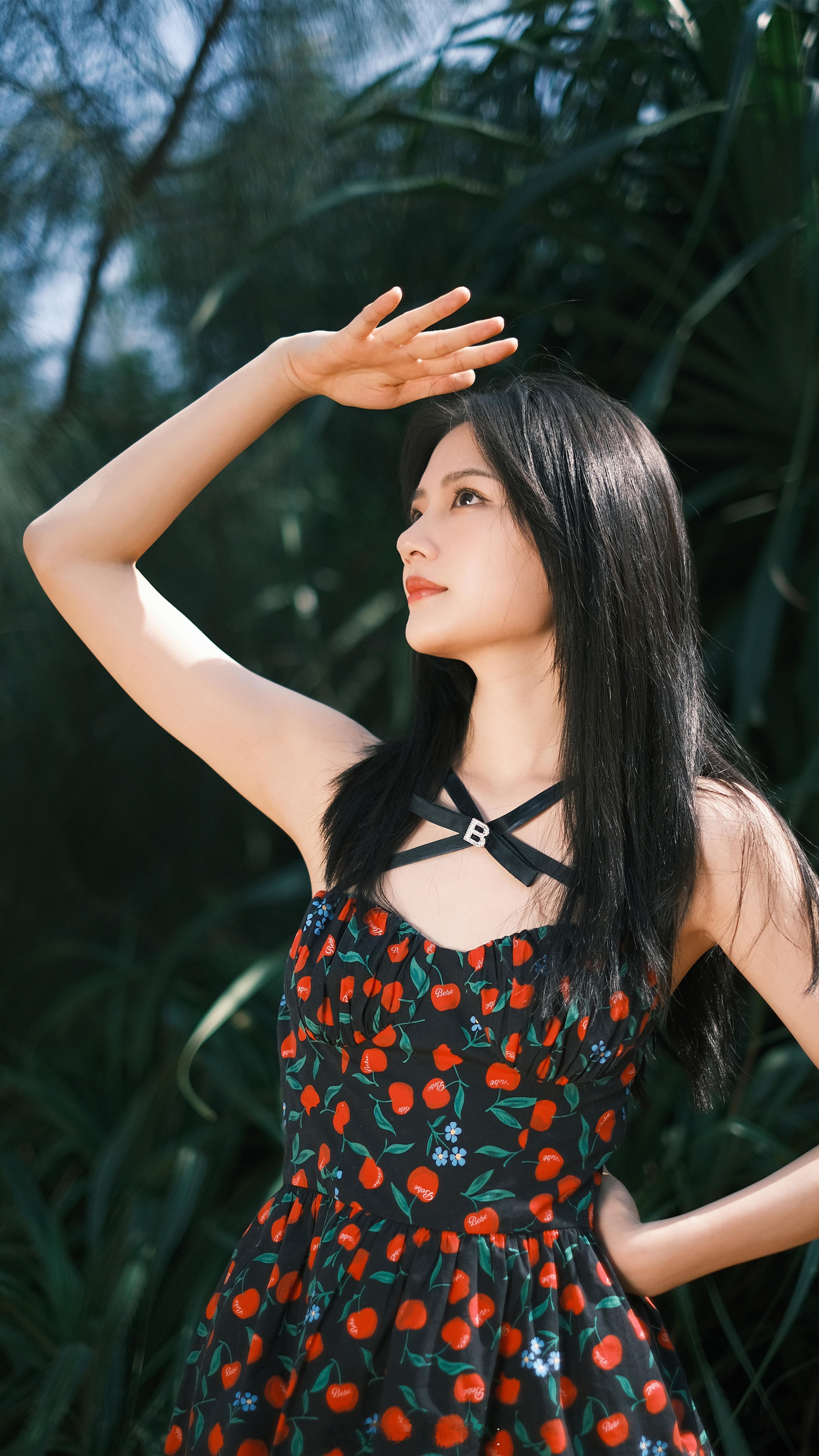 任敏樱桃碎花裙写真