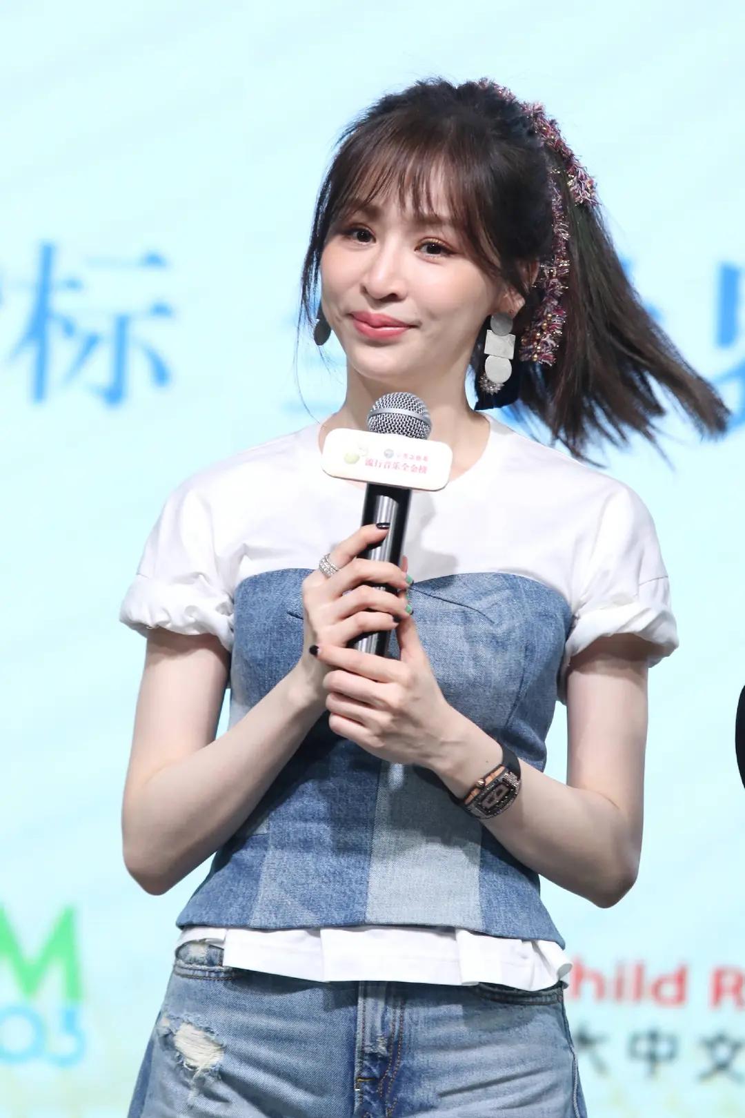 2022年，40岁的王心凌参加《乘风破浪第三季》，主持人问她:“你是不是打算一直