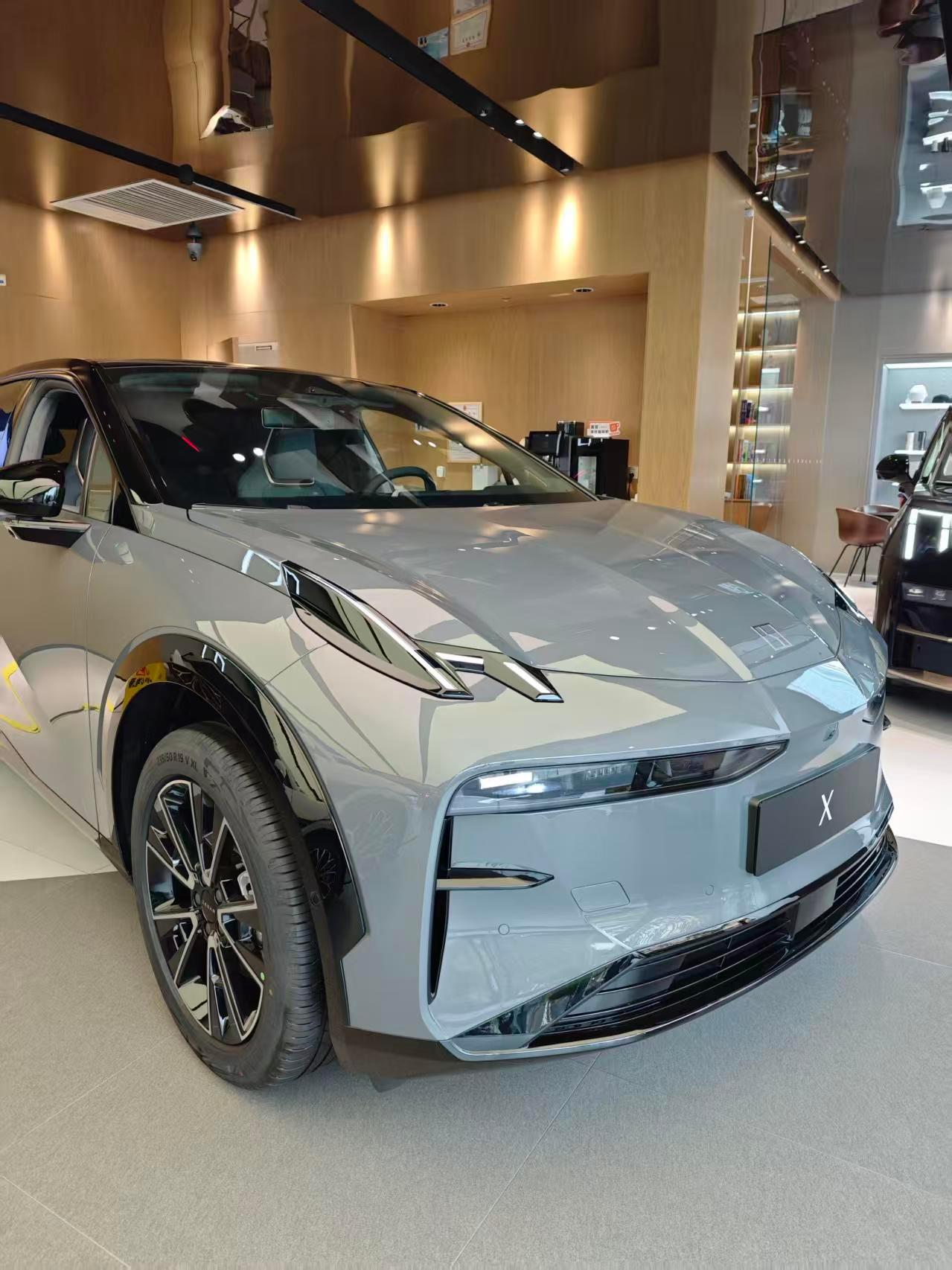 精致小车设计感强，零百加速3.7秒相当刺激。副驾滑动中控屏好玩，空间魔法玩得转。