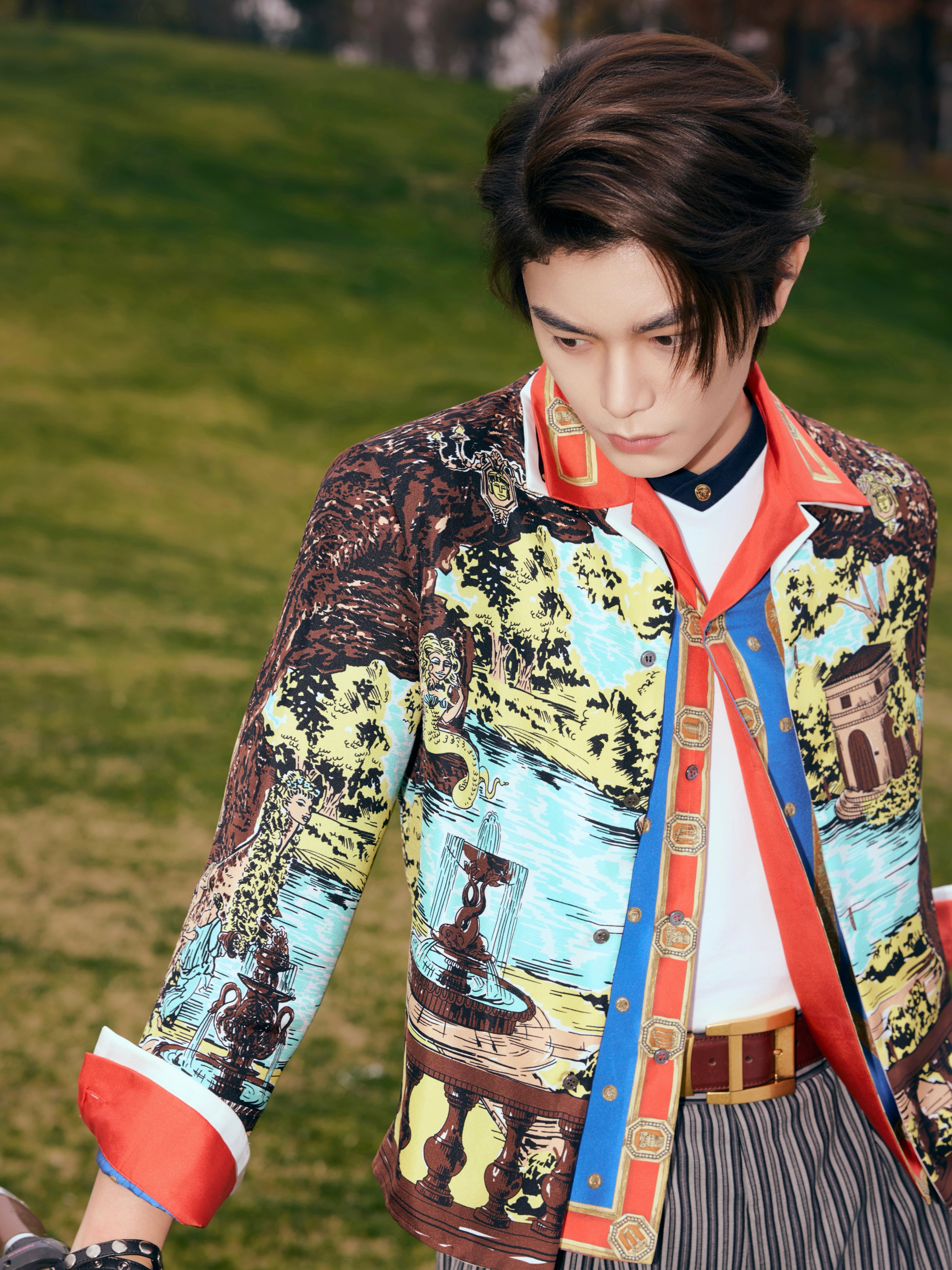 丁禹兮｜VERSACE今日活动新造型～来自Versace于成都举行