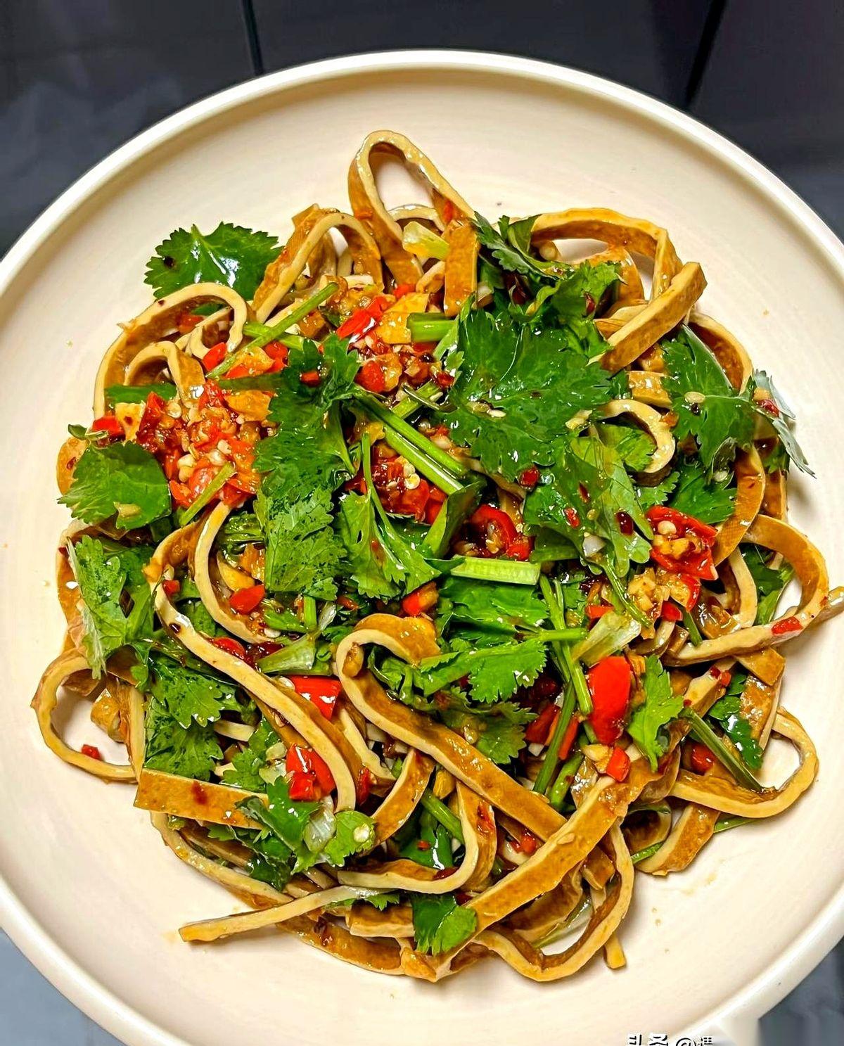 我算是彻底搞不懂了。儿子同学的妈妈，全职主妇，老公一个月就挣五千来块钱。结果