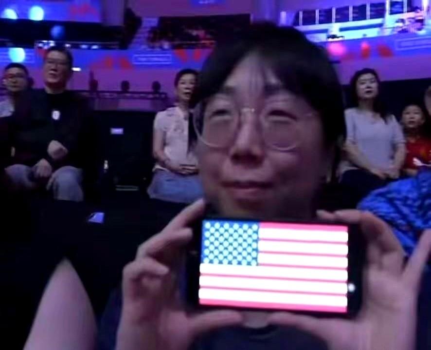 真搞不懂，女排拿赛点全场欢呼，他却默默举起个美国国旗手机屏。当时看直播就觉得