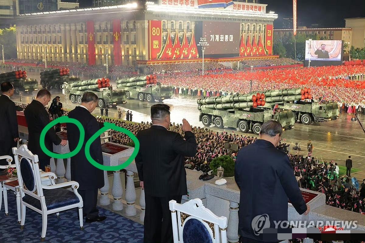 朝鲜建党80周年阅兵细节拉满！用心了！每位贵宾面前有一块大屏幕，实时显示画面、