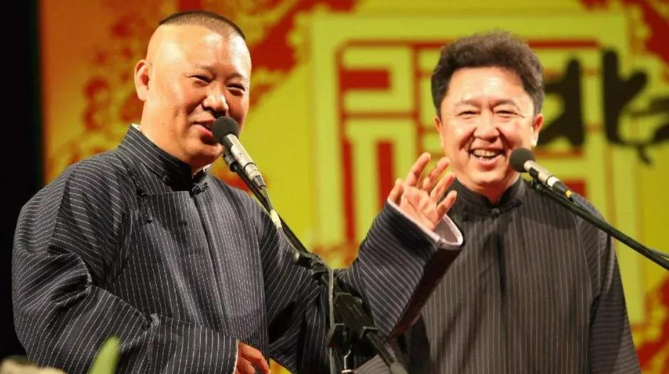 早年的于谦还敢偶尔还句嘴，现在他主打受欺，“挣得就是这份钱”。以前相声中，郭德