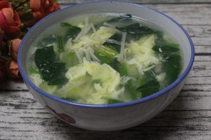 菠菜别再炒鸡蛋了, 和这个食材烧汤, 营养美味, 冬天上火要多喝!