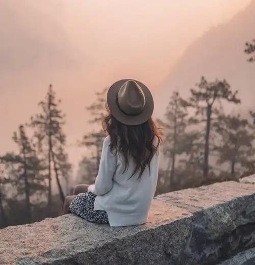 女孩想用自己的奖学金去旅游，亲哥哥却说自己不懂事！女孩得了一笔奖学金，就决