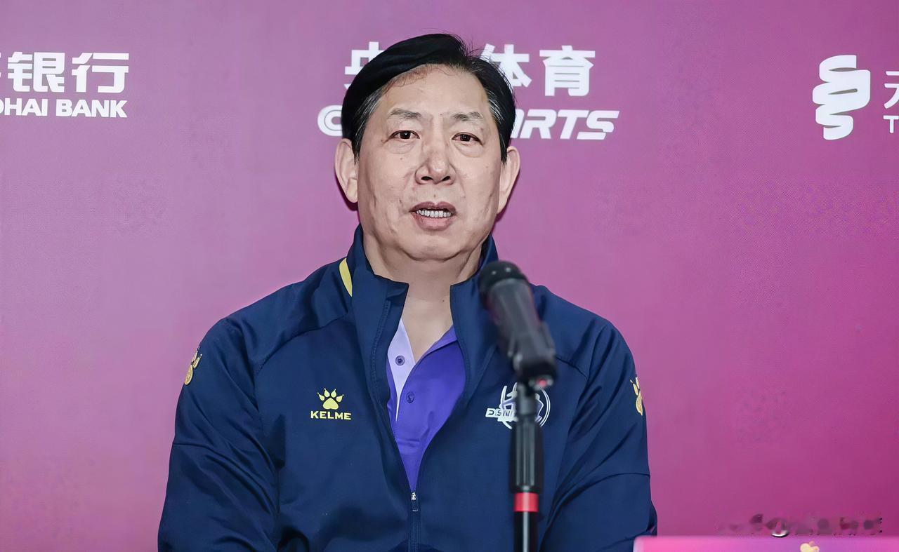 天津女排联赛主教练还是王宝泉，曹阳只是执行主教练，临时带领球队征战全锦赛。因为下