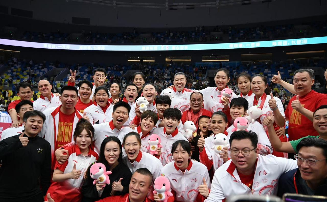 广东成就了你们你们也回报了广东祝福你们在广东生活得开心愉快幸福🥰