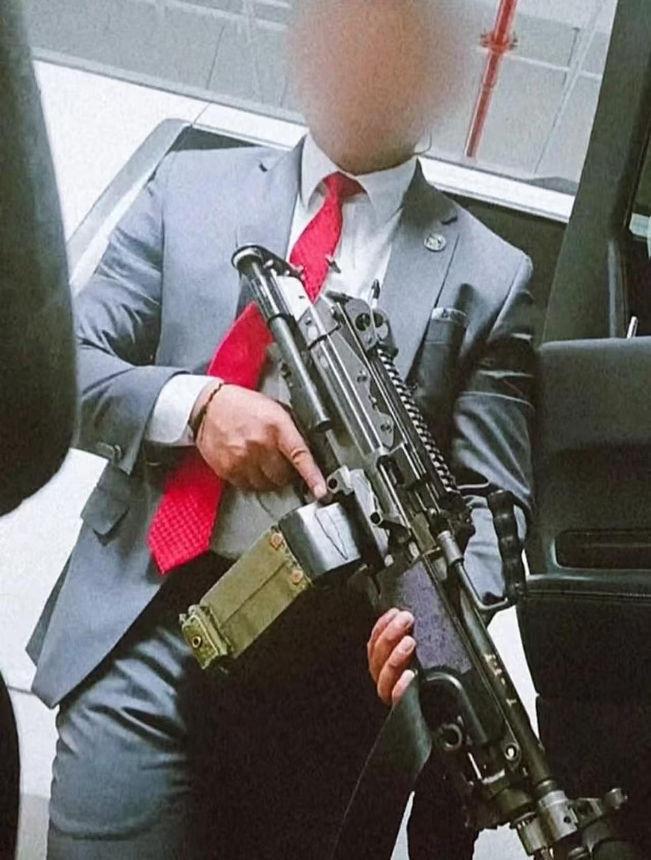 美国特勤局贴身护卫用HKMP7冲锋枪，俄罗斯联邦警卫局贴身保镖用AK-12短管