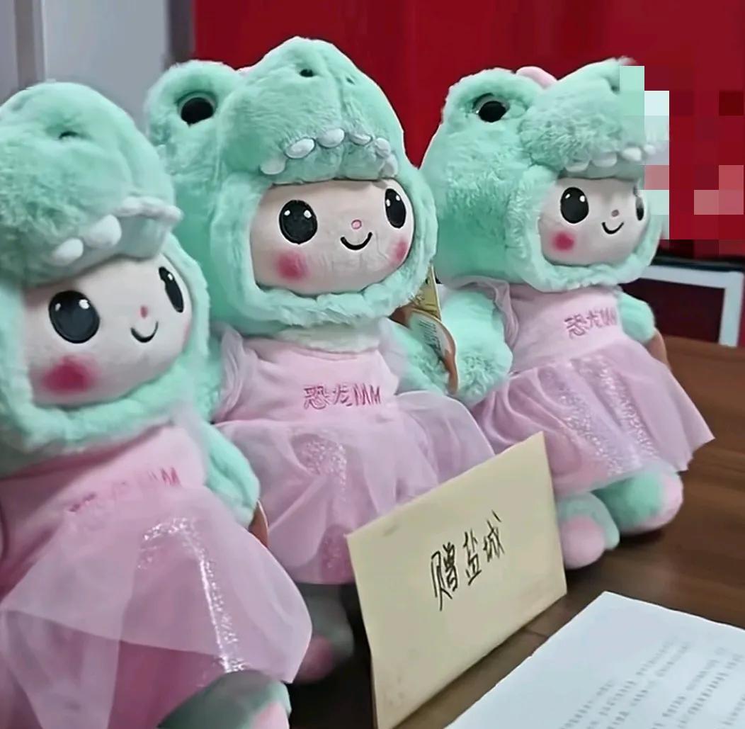 看到常州队在更衣室给盐城留下的玩偶和感谢信，突然油然而生，感觉盐城队真够“狠心的