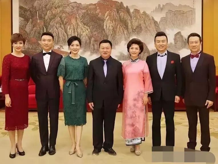 主持人桑晨、康辉、周涛和海霞的独特气质和形象。桑晨气质如兰，身形高挑；康辉帅气俊