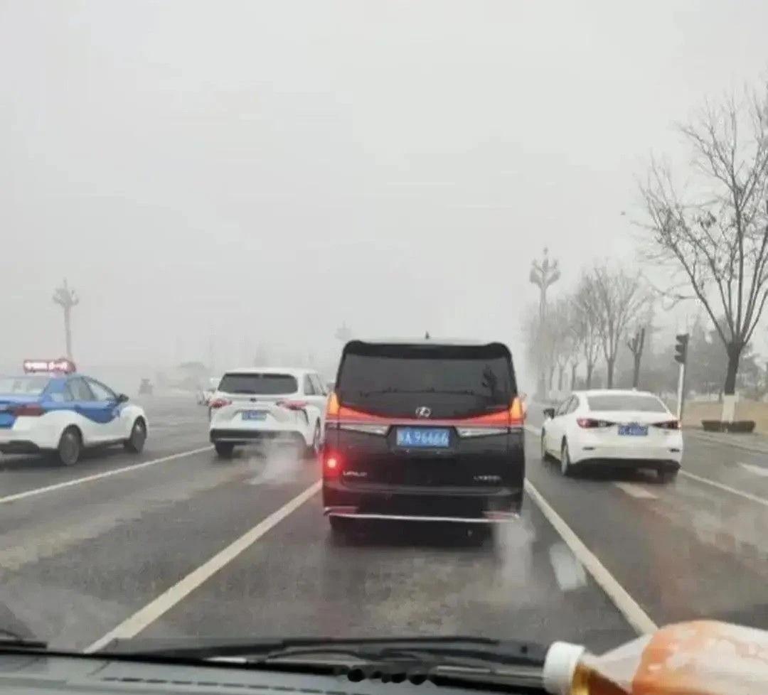 这么好的车牌，挂这车可惜了
