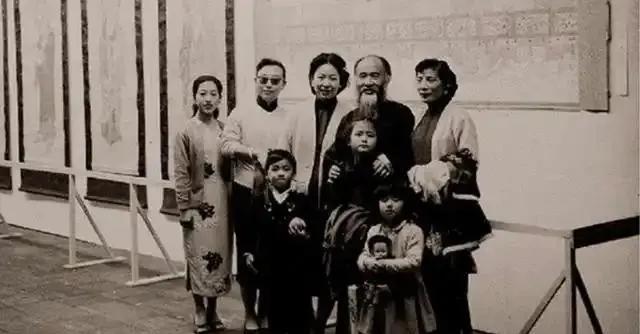 1952年的一天，18岁的山田喜美子站在53岁的张大千面前，脱下所有衣服，涨红着