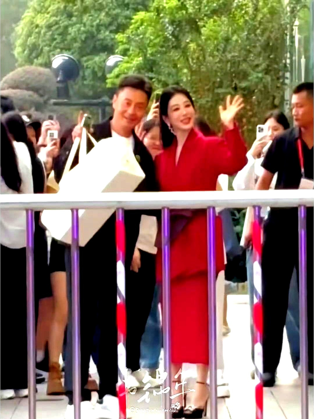 金鹰节的座次刚排出来，胜负其实就已经定局了。第一排坐着宋佳、闫妮、于和伟，扛着巨大收视和流量的杨紫，
