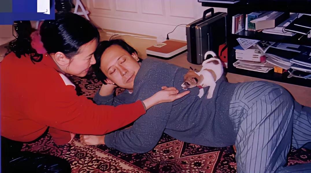 1991年，姜文与刘晓庆的一张居家照，两人在法国的日常生活。姜文侧卧在地毯上