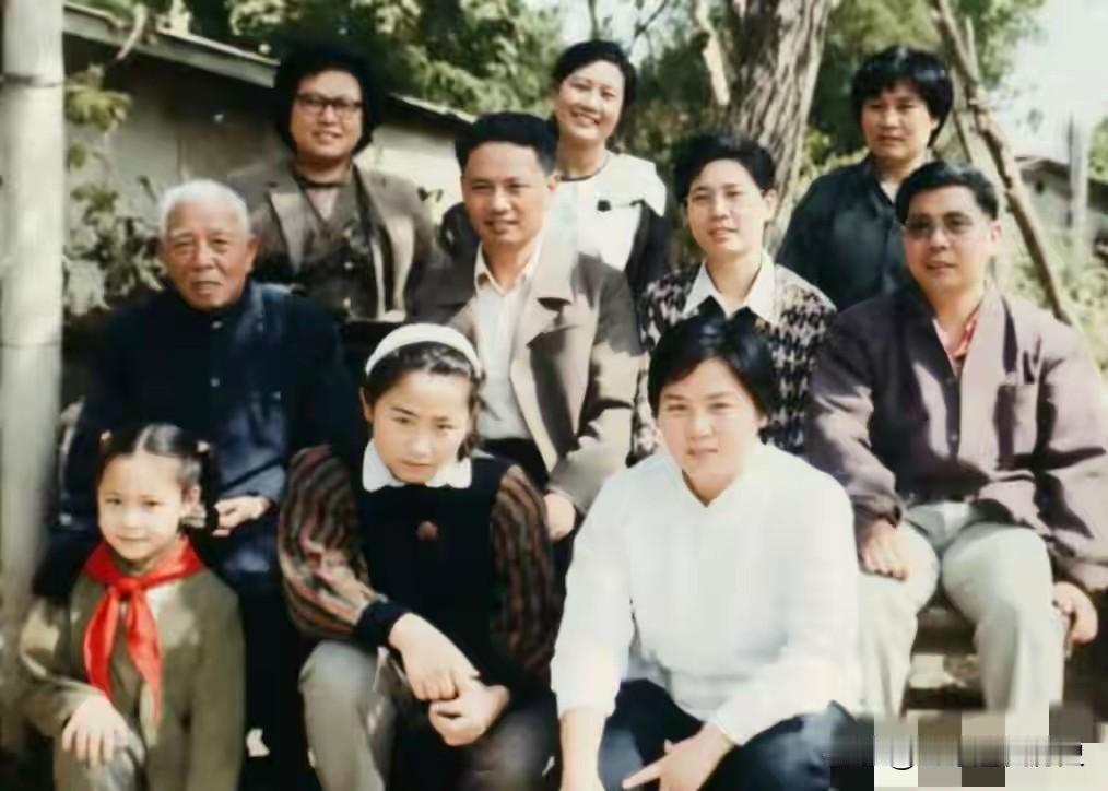 这张温馨的合影，定格下开国上将宋时轮与家人团聚的珍贵瞬间。画面中，宋时轮端坐在