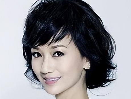 1975年，21岁的赵雅芝嫁给了香港名医黄汉伟。婚后第3年，赵雅芝却与有妇之夫黄