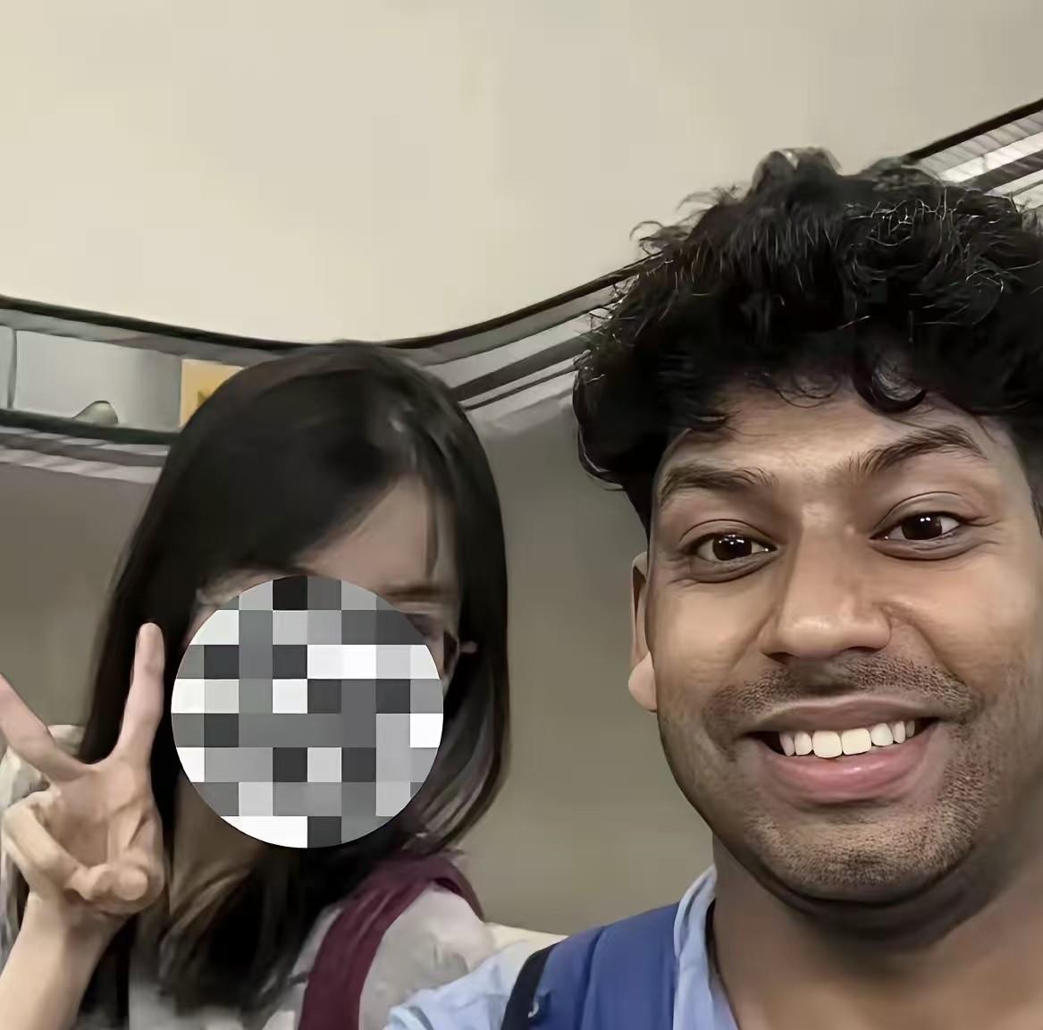 印度有个留学生，在中国找了一个女朋友，他说他在印度过得非常穷，来到中国呢，找到中