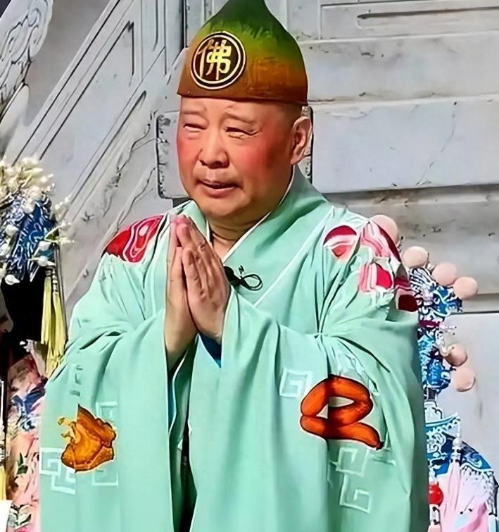 郭德纲篡改红歌事件：让我想起7月份他的一个表态：“不违法就行”！这话听着别扭，什