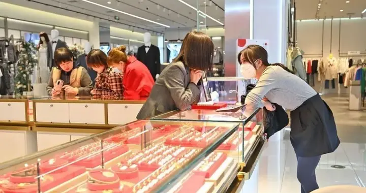 黄金回收价暴跌70元！消费者直呼：说话间价格就变了