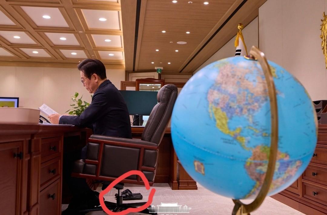 .李在明身处总统办公室，所坐的办公椅，厚厚的坐垫，靠垫，一看便是极为舒适的款式。