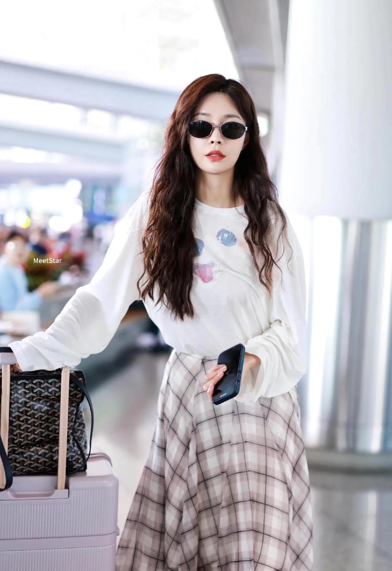 😜沈梦辰也太会穿了！白T+格纹裙，休闲减龄天花板慵懒随性又温柔，日常这么穿，