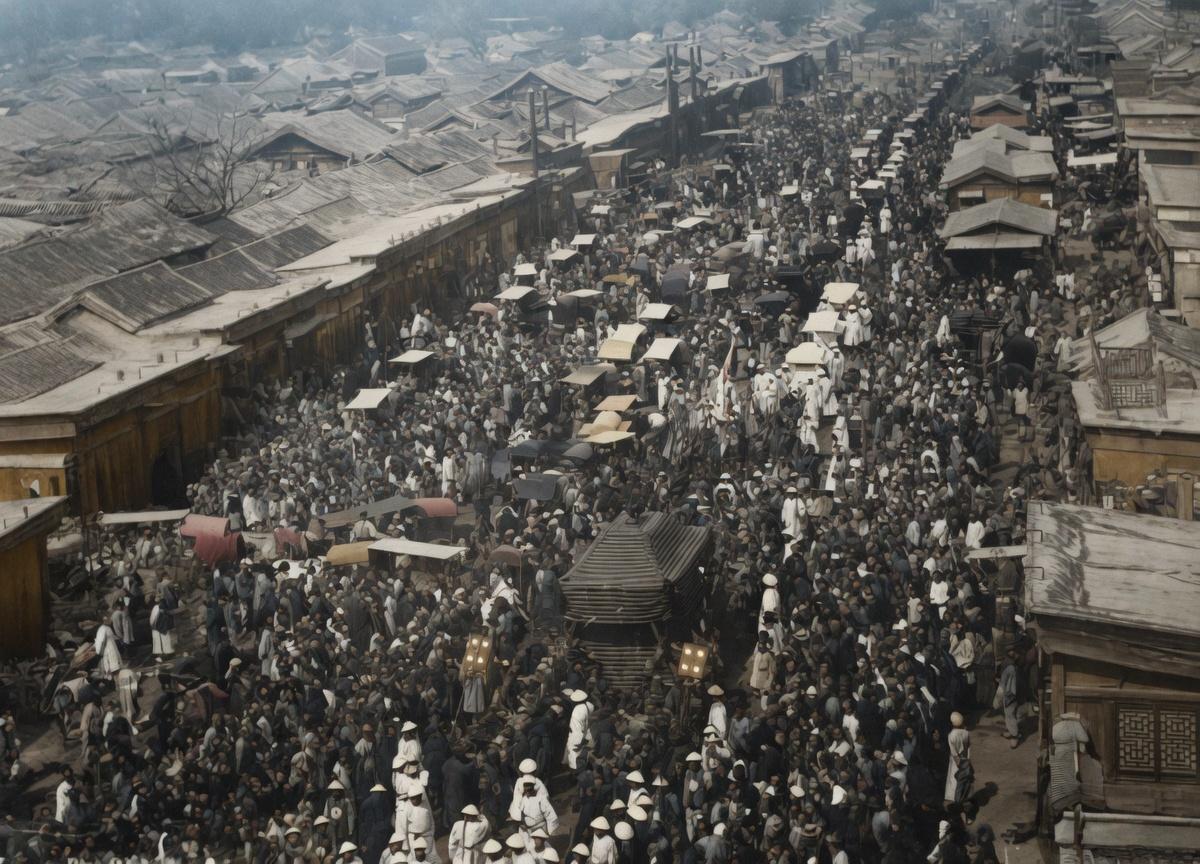 1903年春，北京，李鸿章灵柩从北京启程，运回安徽合肥安葬时的盛大出殡场面，队伍