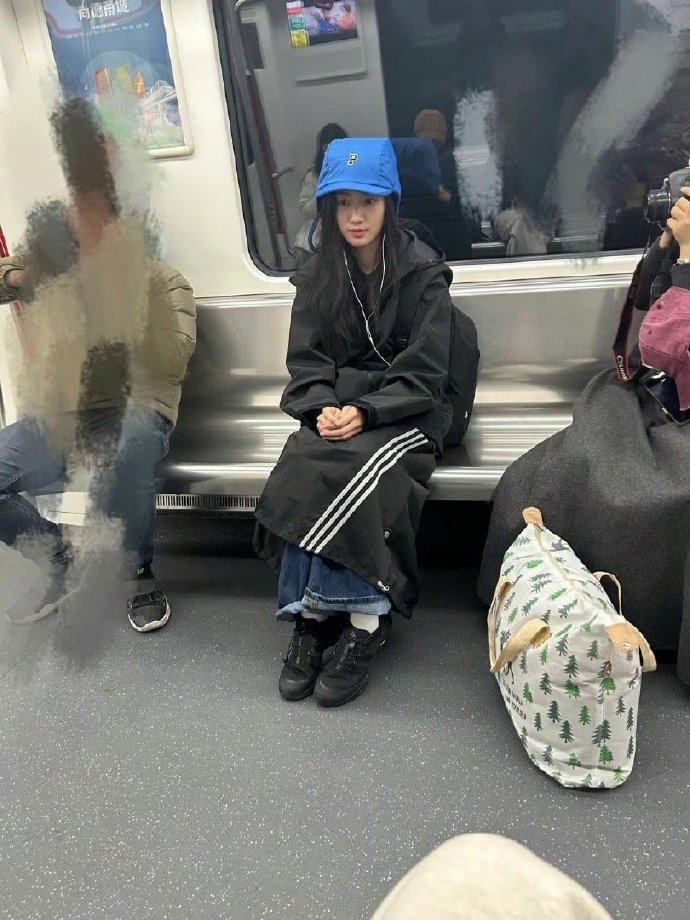 网友偶遇卢昱晓坐地铁，看着又乖又可爱，真的好接地气呀​​​