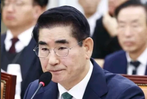 25日深夜被追加签发逮捕令的前国防部长官金龙通过律师团发表狱中立场称：“尽管我被