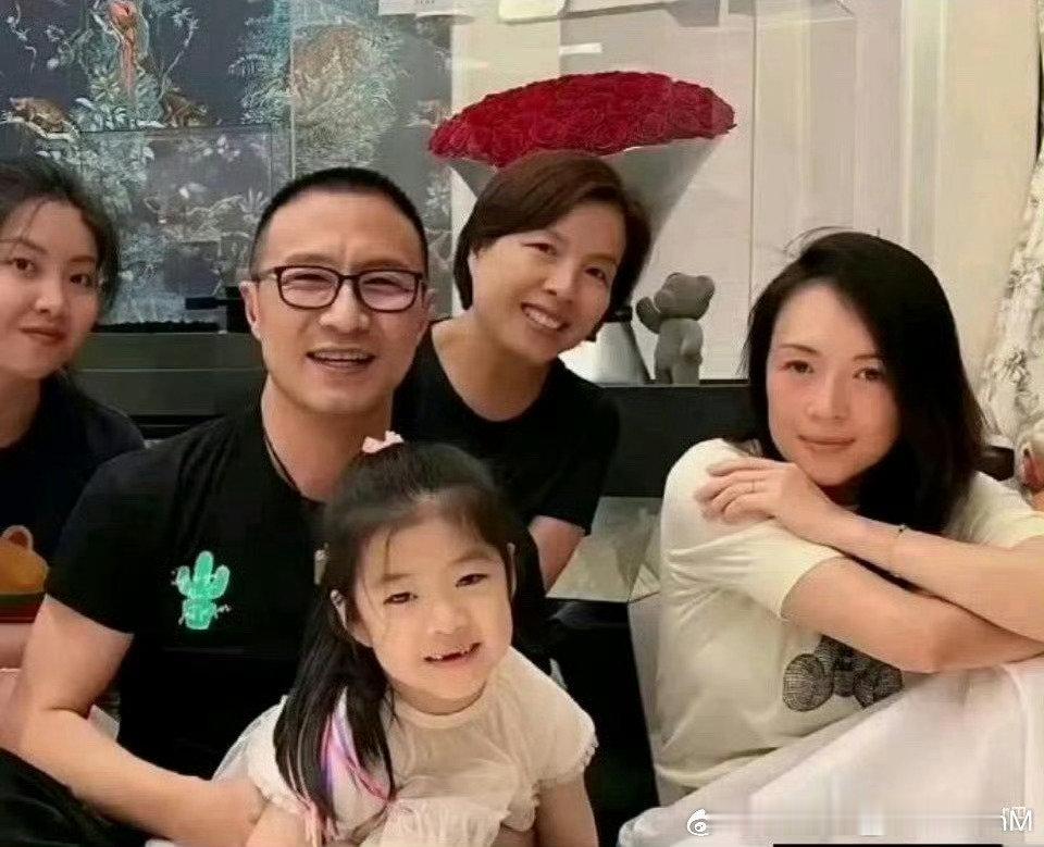 仔细看才发现离婚前的章子怡，所有人面对镜头都很开心，只有她在咬牙忍耐着！​​​