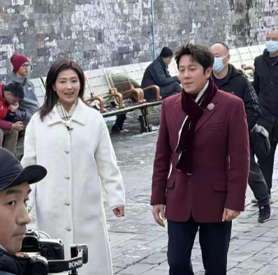 在故宫了碰到了谁了？还怎么年轻，腰板挺拔，头发乌黑，面色红润，不愧是明星，保养的