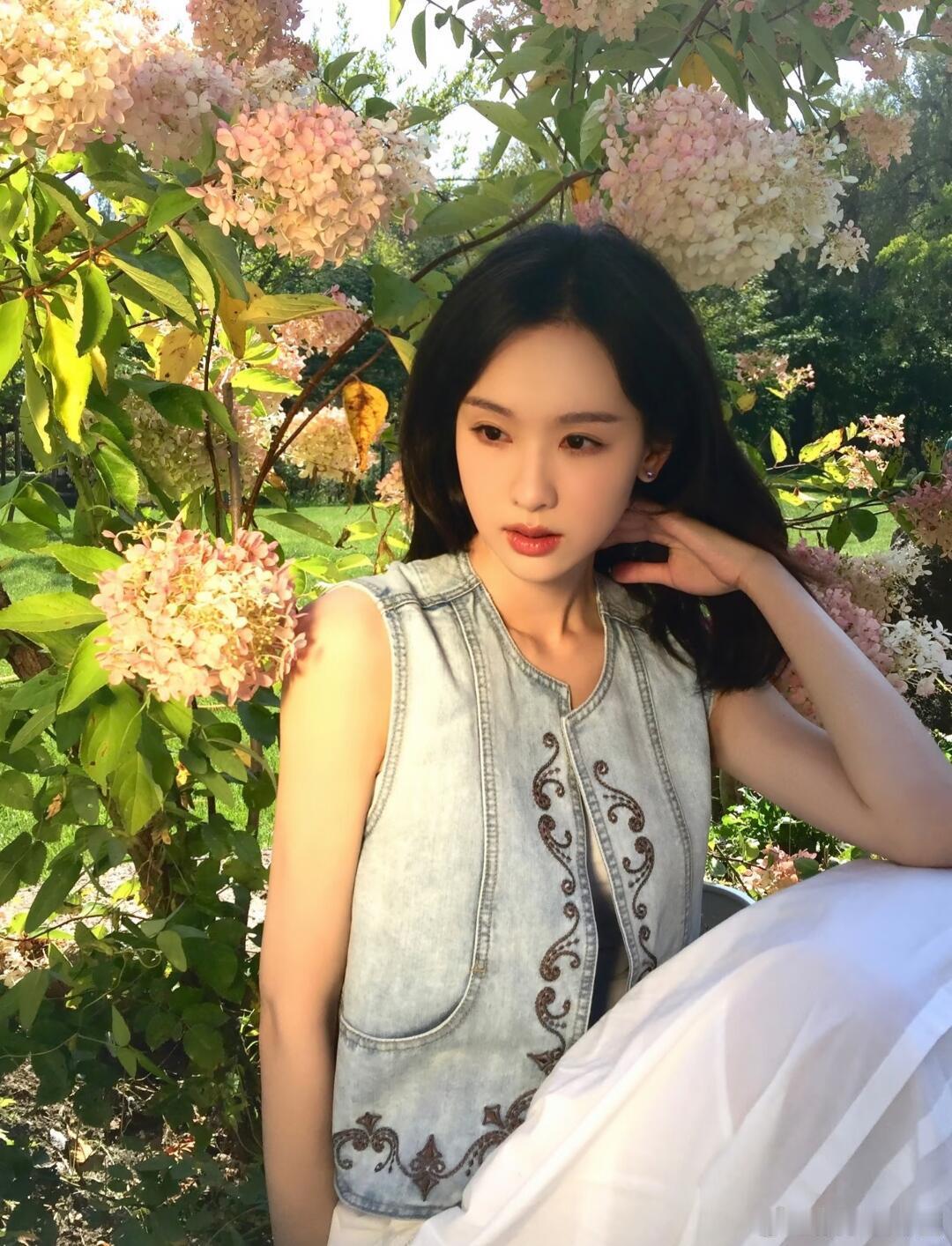 陈都灵这个白切黑眼神陈都灵这个白切黑眼神太绝了！每一帧都美得惊人，白幼薇国王感