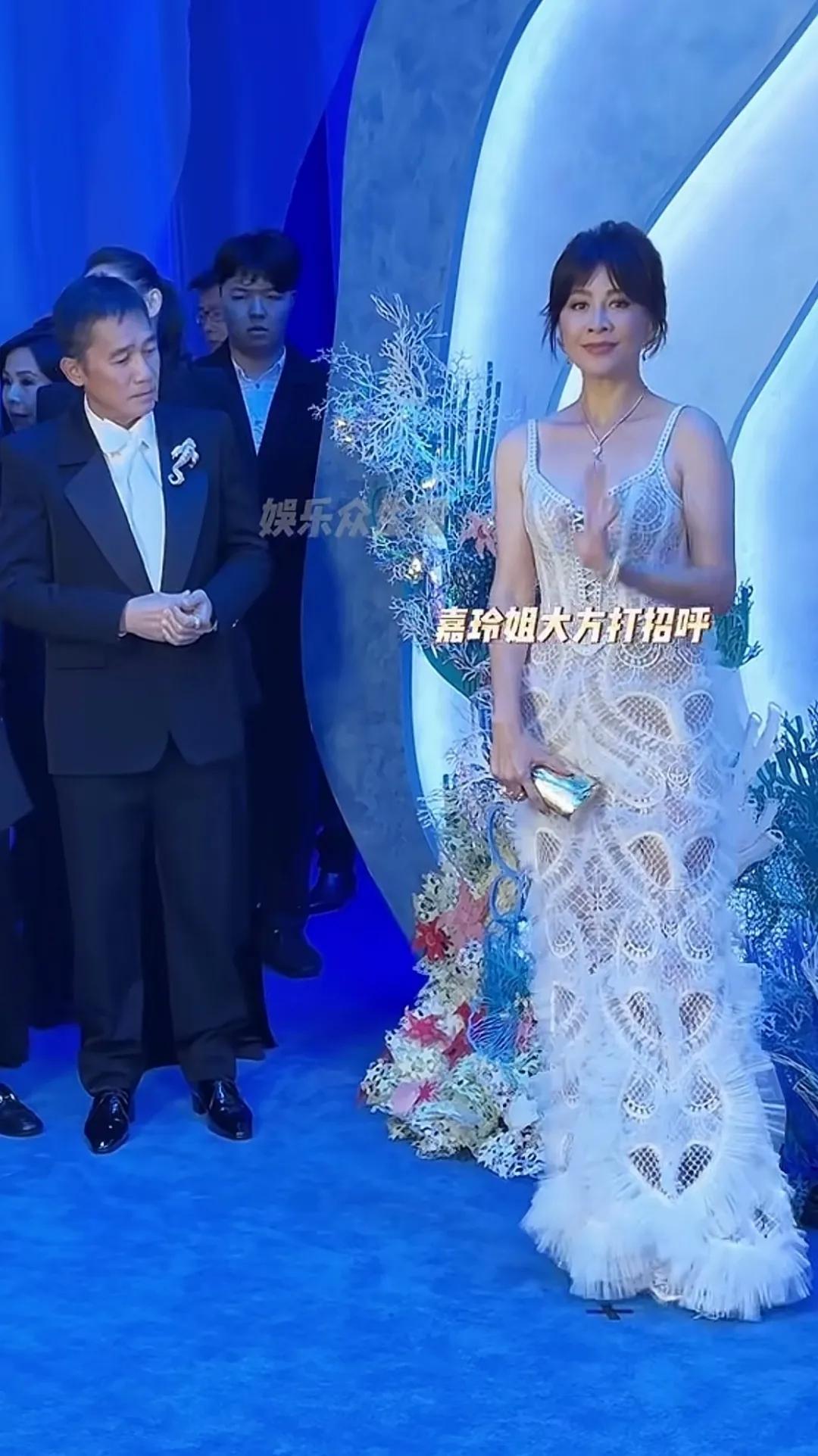 这是我老婆嘛？[捂脸哭]梁朝伟真的是戏里戏外不一样看他看自己老婆的眼神跟小