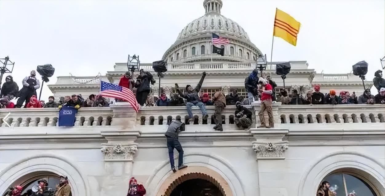 🌞美国为何不担心自己国家发生革命？因为说白了，美国政府是真杀人，华尔街闹事