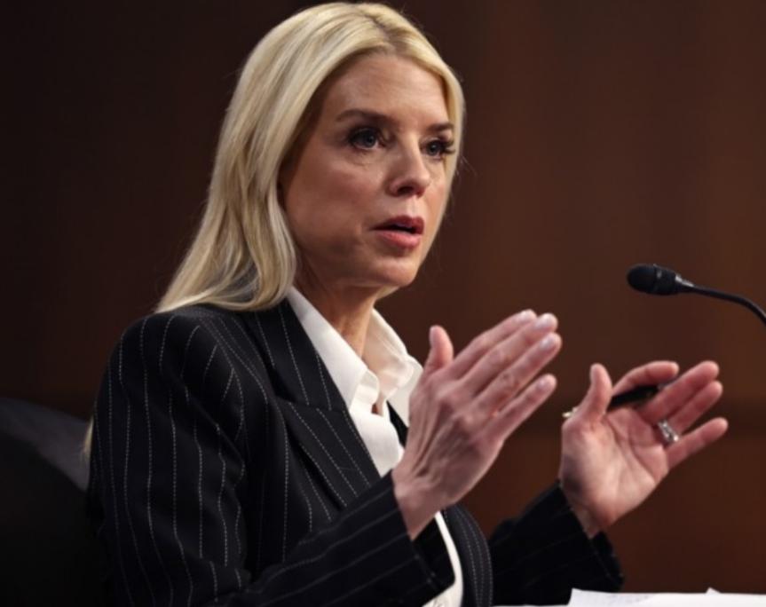 很多人以为，特朗普4月2日晚上把司法部长邦迪炒了，是因为她能力不行、办事不力。错