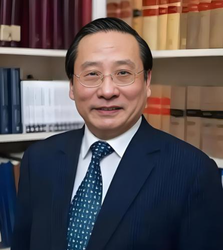高志凯教授紧接着掷地有声地说道：“但中国选择不这么做，因为我们相信和平共处才是人