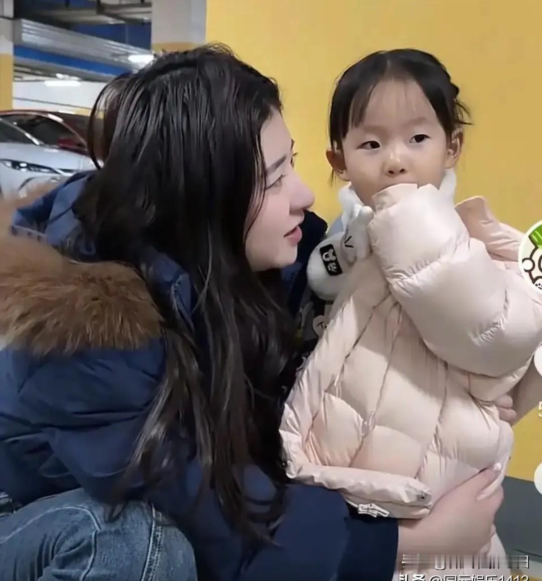 讲真的，黄一鸣这妈当得是真“烧钱”啊！一个月开销四五万起步，光俩保姆工资就一