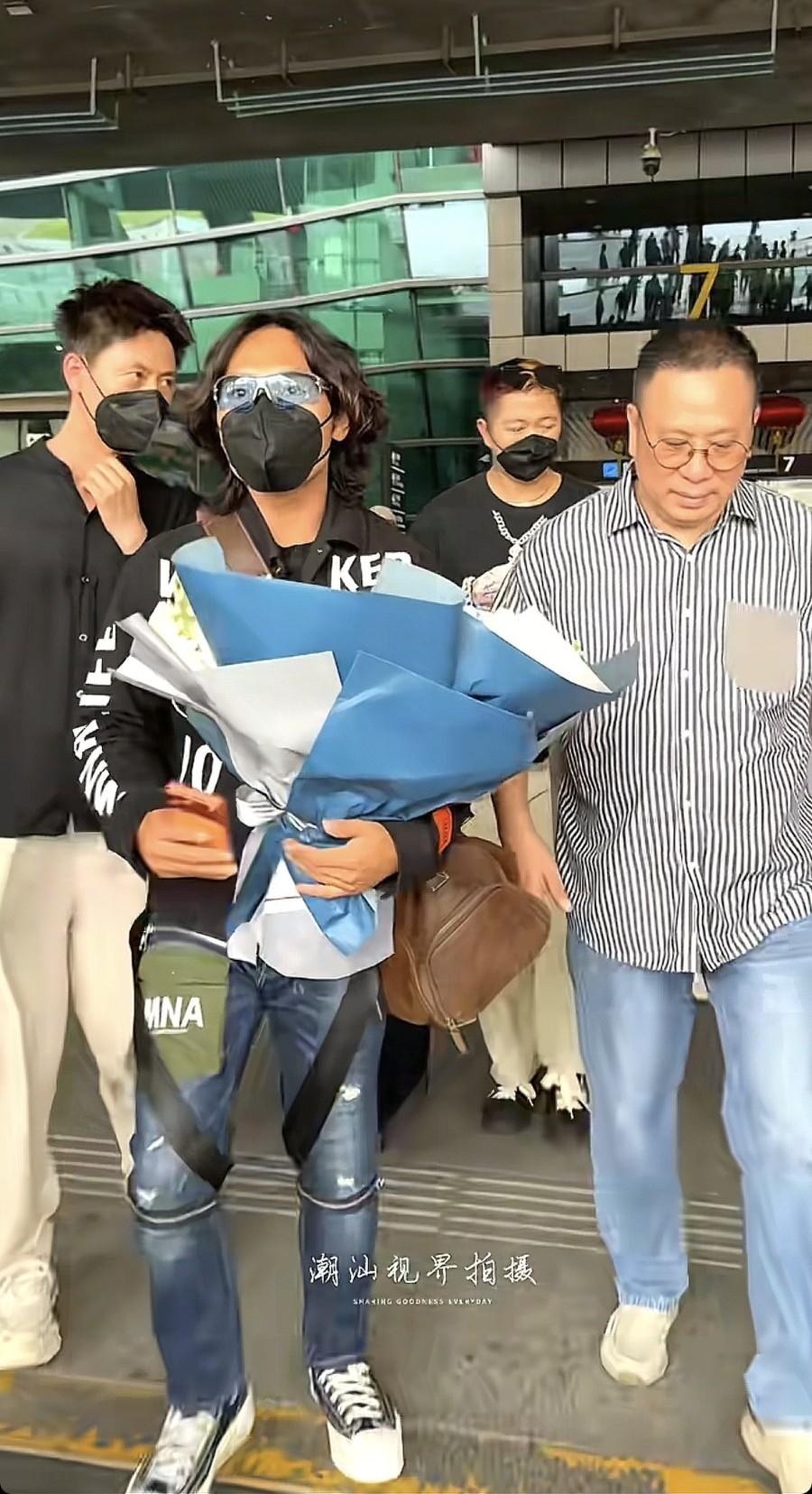 10月2日，侯浪回到汕头老家，受到当地网红粉丝的热烈欢迎，受访自称入行难，没钱，